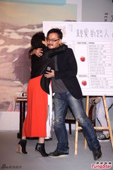 组图：刘若英为新专辑庆功 低调谈婚姻生活