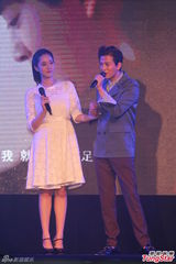 组图：陈晓东首度与老婆公开合唱 牵手恩爱