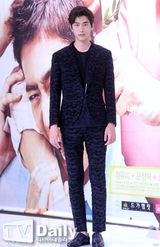 组图：韩星郑有美出席发布会 长裙显优雅