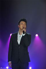 组图：歌狂车轮战收官对决 小沈阳致敬张雨生