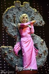 组图：赵权穿女三角裤似Gaga 妖娆赛梦露