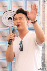 组图：林俊杰助阵陈奕迅新专辑 现场玩鸳鸯戏水