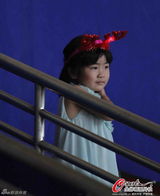 组图：姚明全家现身NCAA 女儿呆萌鹿角发饰抢眼