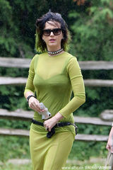 组图：单身水果姐惹不起！变身“毛毛虫”开骂