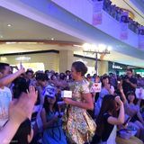 组图：《吸血鬼日记》妮娜中国行私照 美艳俏丽