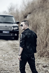 组图：聂远汽车大片展现硬汉粗犷柔情