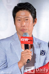 组图：《老千2》TOP红西服框架镜亮相 呆萌帅气