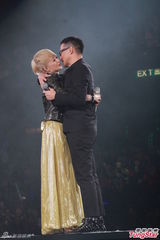 组图：陈慧娴张学友亲吻无顾忌 演唱会变老友会