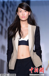 组图:中国超模再战纽约时装周 闪耀T台气势逼人