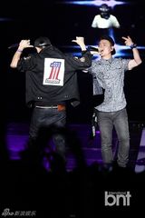 组图：朴宰范等参加HIPHOP音乐节引爆火热现场