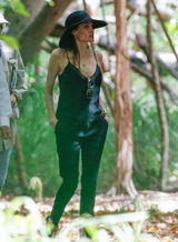 组图：朱莉切乳腺后穿吊带复工 胸部傲人依旧