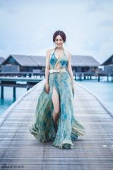 组图：刘芸海外性感写真露美腿大展好身材