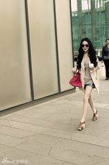 组图：姜欣雨街拍短裤秀美腿 波浪长发披肩妩媚