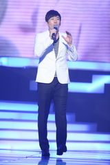 高清组图：新浪网络盛典 满江献唱《中华诵》