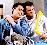 组图：《老友记》乔伊钱德勒重逢 染白发仍恩爱