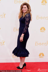 组图：娜塔莎-雷昂优雅黑裙亮相艾美红毯