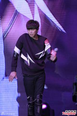 组图：许志安狂做运动引胃痛 笑言郑秀文不知情