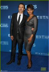 组图：哈利-贝瑞紧身裙露半球 与老公秀恩爱