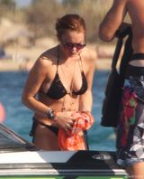 组图：林赛-罗韩游艇上当众脱衣 胸部下垂臀部干瘪