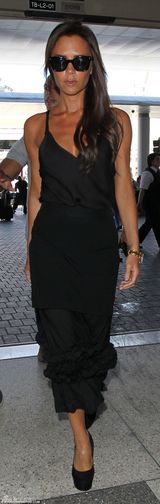 组图:贝嫂维多利亚-辣妹深V吊带裙秀半球 身姿迷人引大叔狂拍