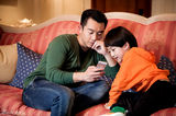组图：《一见不钟情》郑恺喜当爹 与萌娃互动