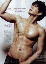 组图：日41岁男星GACKT全裸上杂志展男性肉体美