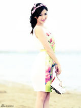 组图：毛晓彤海边写真 演绎清新恬淡逐浪女孩