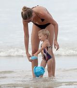 组图：辣妈邦辰比基尼度假 一人抱俩娃变女汉子