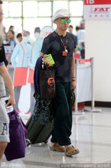 组图：《爸爸》萌娃现台北 黄磊二郎腿姐姐呆萌