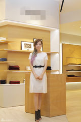 组图：张靓颖赶场时尚活动 七夕秀鸽子蛋钻戒