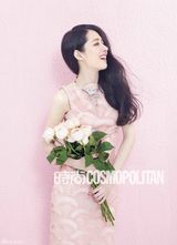 组图：郭碧婷登时尚杂志 徜徉花海清新扑面