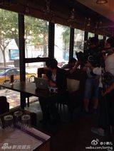 组图：古川雄辉北京拍戏 女主张辛苑贴心送麻将