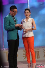 组图：林志玲蕾丝裙秀美腿 曾与蔡康永彻夜长谈