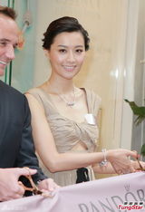 组图：陈法拉意外弄伤颈椎 未遇到追求者