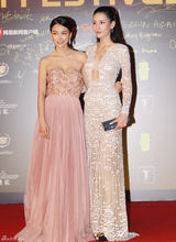 组图：张蓝心新片致敬成龙 镂空长裙秀美胸