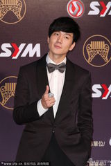 组图：林俊杰戴蝴蝶领结走红毯 粉丝尖叫