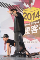 组图：潘玮柏携温岚热舞 望多给好友柯震东空间