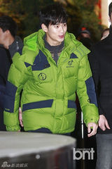 组图：金秀贤穿冬装会粉丝 帅气微笑俘获女心