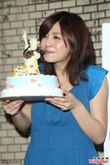 组图：陈妍希校园开演唱会 现场庆生亲吻蛋糕