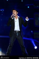 组图：谢霆锋献唱演唱会 蔡依林露胸垫上下走光