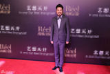组图：吴秀波出席活动 黑白格大领结活泼搞怪