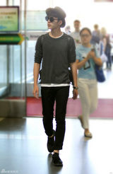 组图：井柏然着黑色得心应手 时尚感十足