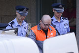 组图：李代沫出庭低头面容沉重 频频抠鼻锁眉头