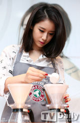 组图：T-ara智妍腼腆羞涩 亲手煮咖啡回馈歌迷