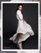 组图：黄圣依登杂志封面 大展裸背诱惑