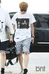 组图：EXO亮相机场 灿烈白衬衫似高中生