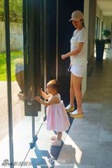 组图：黄奕带女儿铛铛与朋友欢聚 不见黄毅清