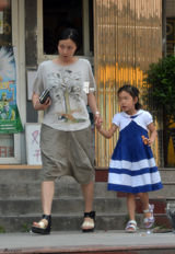 组图：小陶虹素颜开豪车外出 用毛巾拉女儿