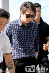 组图：韩团JYJ墨镜亮相机场 在中口罩遮面