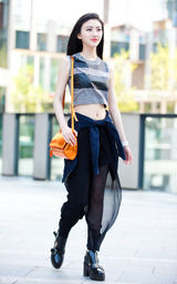 组图：景甜夏日时髦俏装扮 青春如邻家女孩